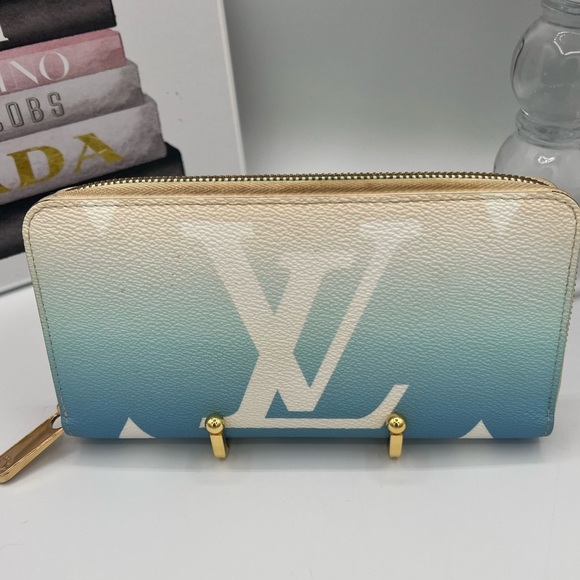 Louis Vuitton LV Rare “By the Pool” Large Zippy Wallet - with COA - Picture 4 of 16